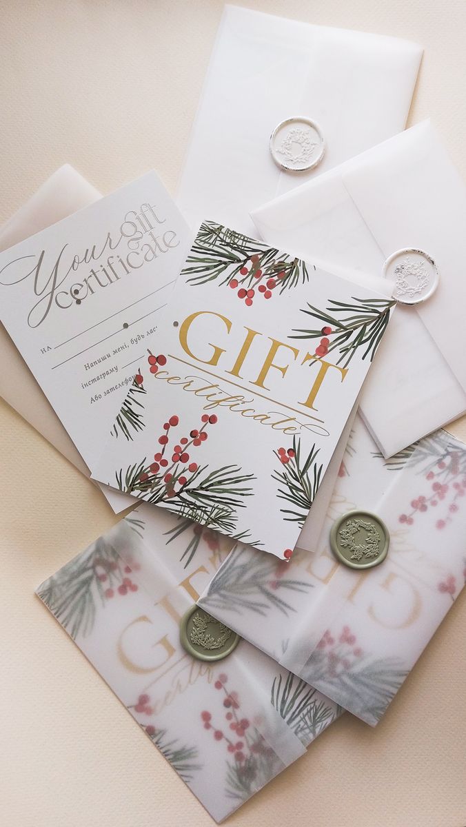 Geschenkgutscheine mit Umschlägen und dekorativen Siegeln