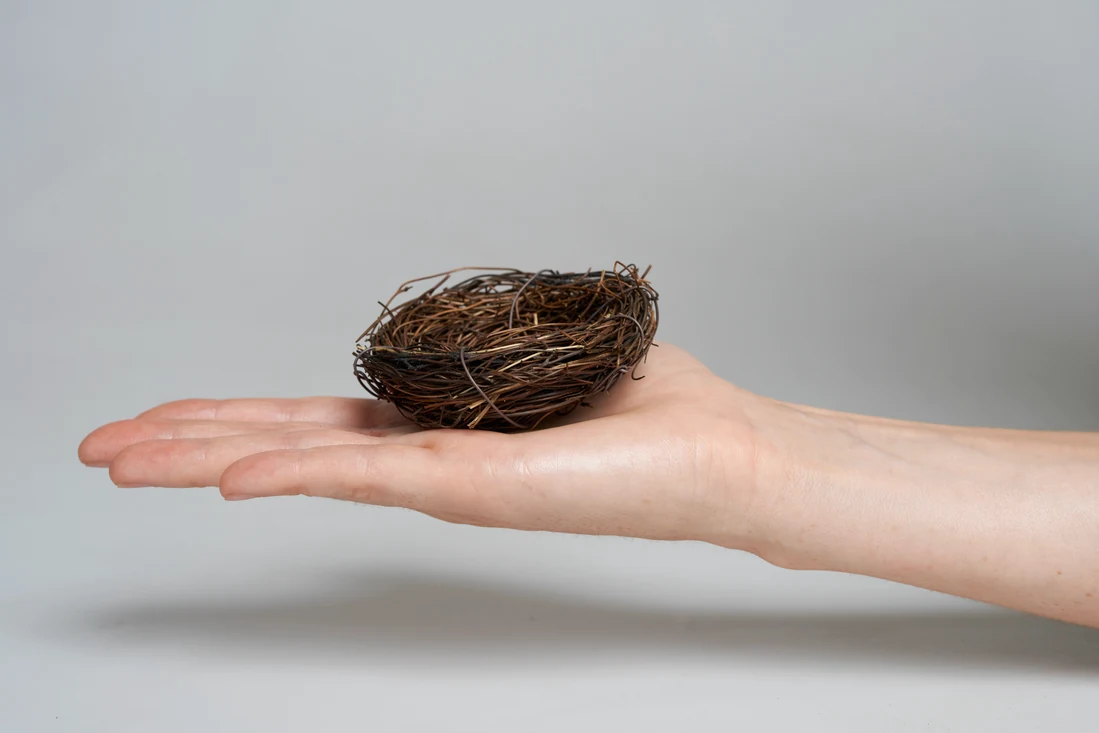 Ein kleines Nest in Martas Händen – das Sinnbild von NIU