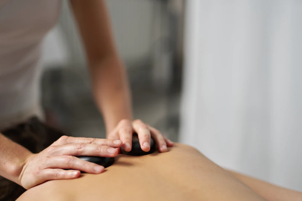 Einblick in die Behandlung: Hot-Stone-Massage